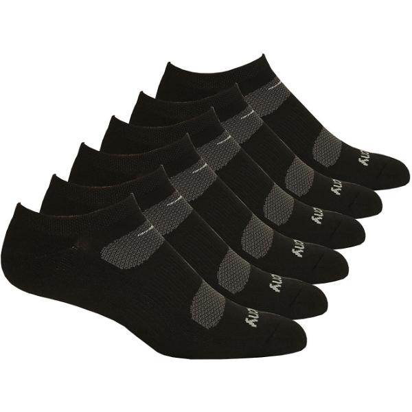 שישה זוגות גרביים Saucony S62009-001 6PK No Show מבית Saucony, בעיצוב שחור נמוך עם נגיעות אפורות על האצבעות ובמרכז כף הרגל, מסודרות בשורה.