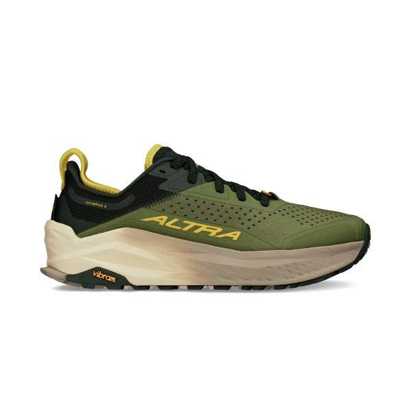 נעל הריצה לשטח Altra Olympus 6 (A0A85NJ315) לגברים מגיעה בצבעים ירוק זית ושחור עם נגיעות צהובות, לוגו "ALTRA" בצד וסוליה בצבע בז' מבית Vibram לאחיזה מעולה.
