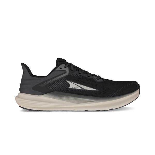 ה-Altra TORIN 8 WIDE A0A85QJ010 הוא נעל ריצה אתלטית בצבעי שחור ואפור מבית Altra, עם לוגו לבן וסוליה בהירה, המוצגת בפרופיל צדדי.