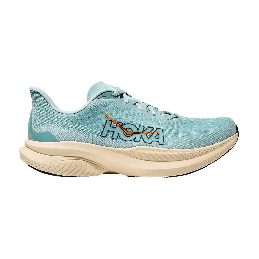 נעל ריצה לגברים Hoka MACH 6 בצבע תכלת (1147790/CLRSS) עם סוליה בצבע שמנת, לוגו Hoka וסימן Swoosh כתום בצד.