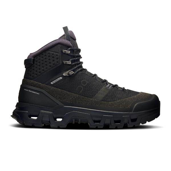 ה-On Cloudrock Trek WP 1 Black מבית On Cloud מתאפיין בעיצוב בשחור ואפור כהה, סוליה עבה ומחוספסת, חלק עליון מרשת, ואזורי בוהן ועקב מחוזקים, המוצגים בפרופיל צדדי על רקע לבן.