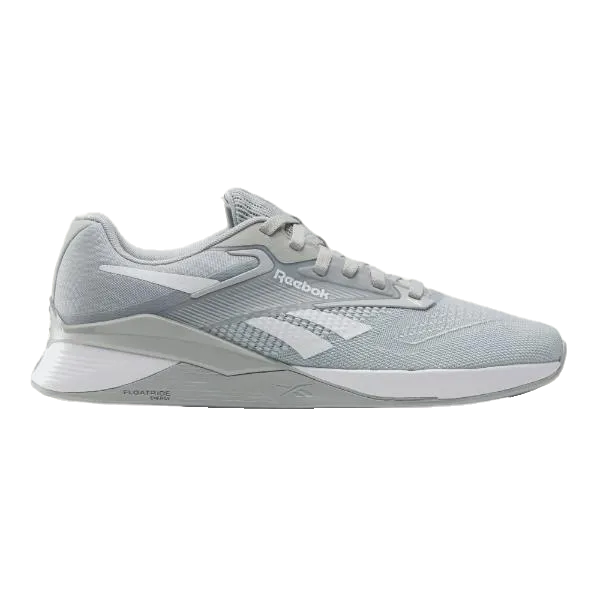 נעלי ריבוק נעלי ריבוק נאנו איקס 4 לגברים REEBOK NANO X4 100074184 אפור UNISEX כוללות גפה עליונה מרשת אפור בהיר, סוליה לבנה ולוגו בצד — אידיאליות לנעלי קרוספיט או נעלי אימון פונקציונלי — מוצגות בפרופיל שמאלי על רקע חלק.