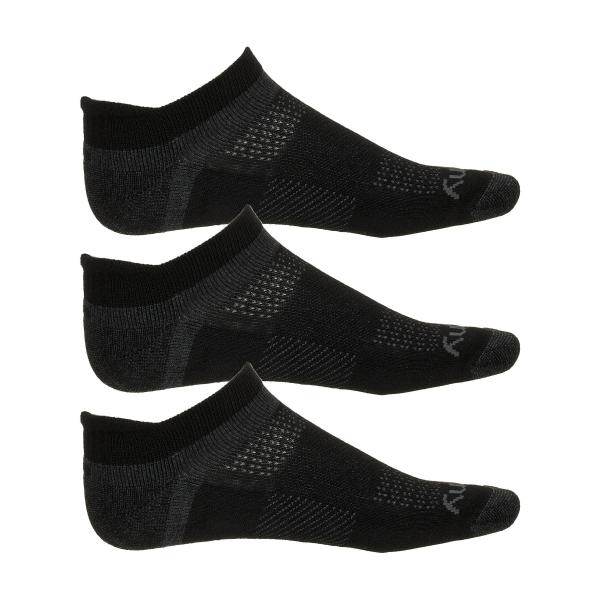 שלוש זוגות גרבי ריצה לגברים של Saucony (No Show Black, S385170-002) עם אוורור רשת מוצגים זה לצד זה על רקע לבן.