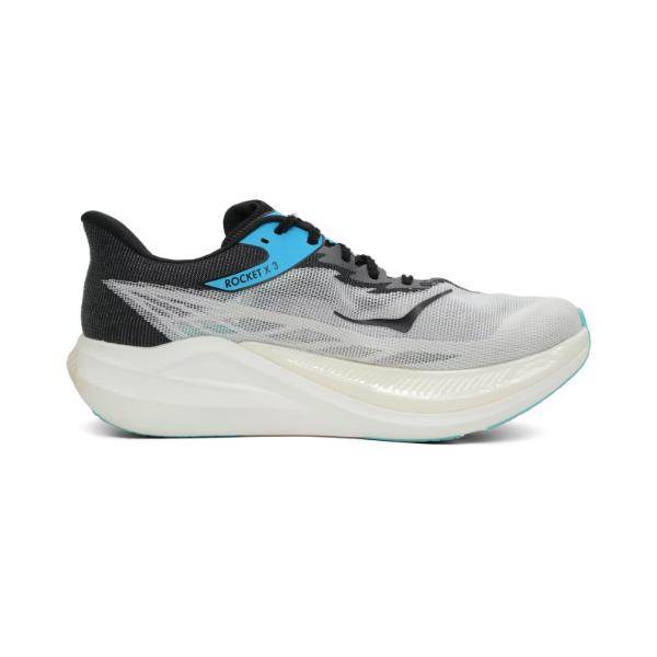 תצוגה צדדית של נעלי ריצה תחרותיות Hoka Rocket X 3 לגברים בצבעים לבן ושחור, עם סוליה עבה ולוגו ROCKET X 3 — מושלמות לרצים תחרותיים ומציעות פלטת קרבון לתמיכה וביצועים מתקדמים.