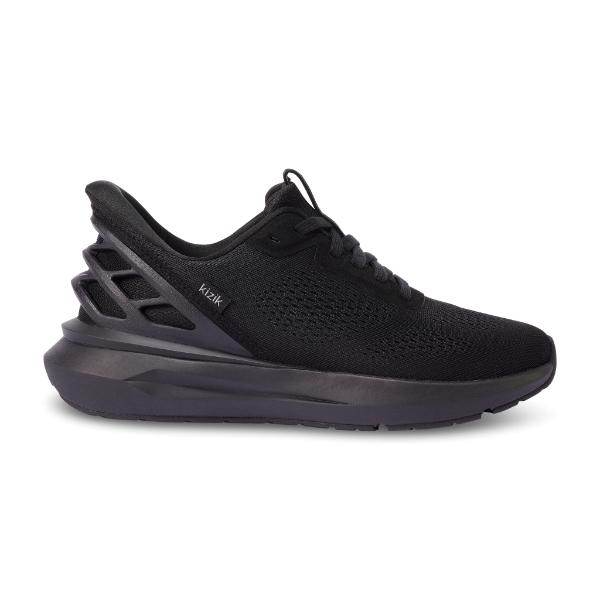 דגם Kizik Men's Athens 2 Wide (2E) KIZ150M-060 כולל גפה עליונה מרשת שחורה, סגירת שרוכים ועיצוב עקב שכבתי, המעניקים סגנון ונוחות למי שמחפש נעלי סניקרס קיזיק אתנס 2 רחבות לגברים.