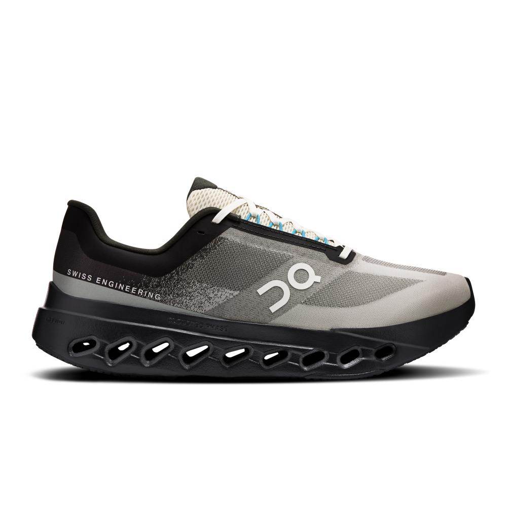 נעל הריצה On Cloud Cloudsurfer Next Black/Dew 3ME30513714 לגברים מתאפיינת בעיצוב אפור ושחור, לוגו "Swiss Engineering" ו-"On", וסוליה עבה ומאווררת עם חורים.