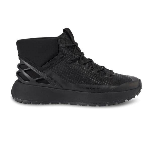 ה-Kizik KIZ170M-060 Wasatch Mid-BLACK הוא נעל ספורט שחורה לגברים מבית Kizik, עם חלק עליון מרקם, צווארון גבוה בקרסול, סוליה עבה מגומי ועיצוב תמיכה גיאומטרי בעקב.
