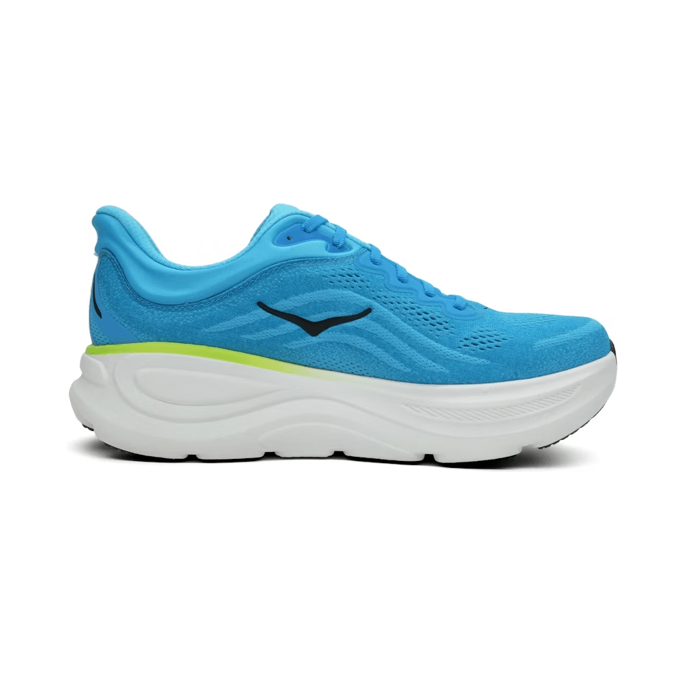 נעל הריצה Hoka BONDI 9 Wide לגברים כוללת גפה כחולה, סוליה לבנה עבה, לוגו שחור ואלמנטים צהובים על הסוליה האמצעית, המוצגים בפרופיל הצדדי. מותג: Hoka. דגם: 1162013/SLHK.