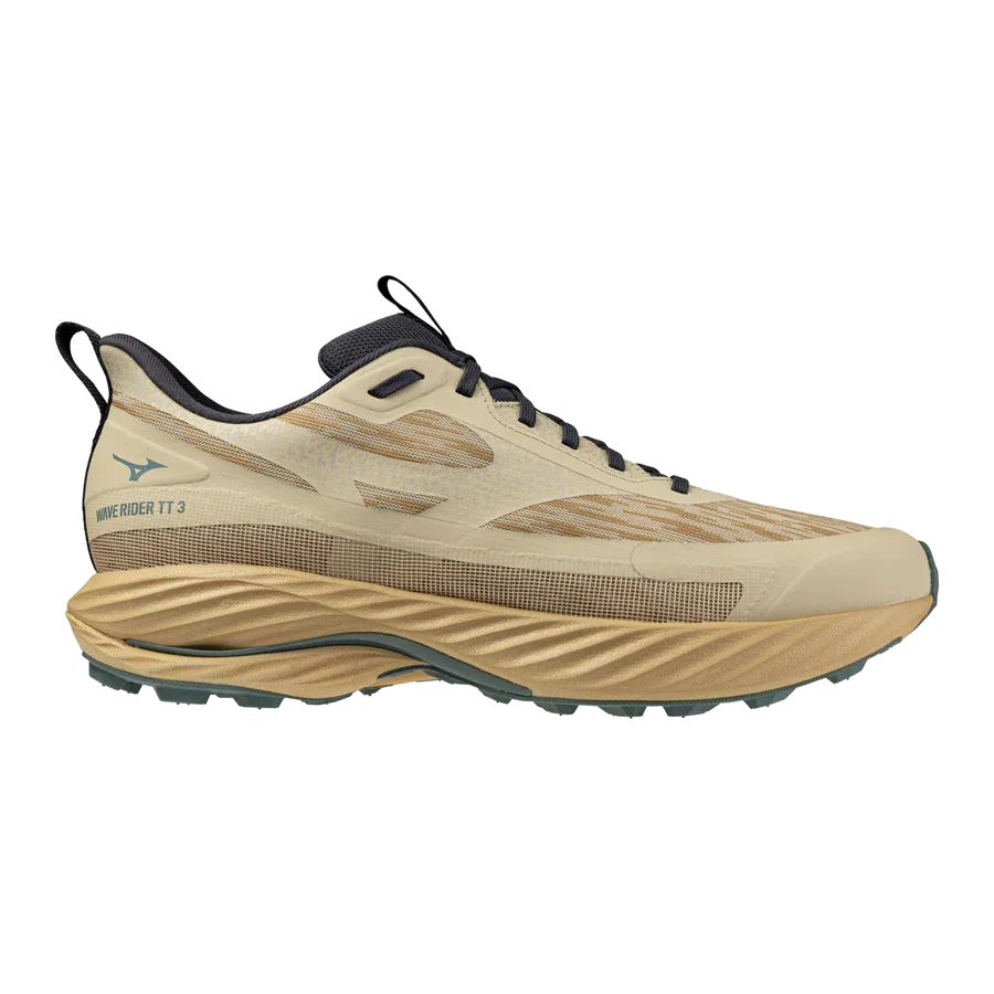 נעלי הריצה Mizuno WAVE RIDER TT 3 J1GC253252 לגברים, בצבעי בז' וחום בהיר עם נגיעות שחורות וסוליה עבה ומחוספסת, מוצגות בפרופיל צדדי — אידיאליות לרצים רב-תכליתיים.