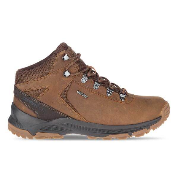 מבט מהצד של מגף ההליכה Merrell ERIE MID LTR WP/TOFFEE J500121 מבית Merrell, הכולל עור חום, עיניות מתכת, שרוכים מאובטחים וסוליית גומי יציבה.