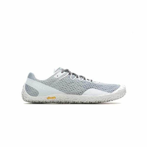 נעל אתלטית יחידה בצבע אפור ולבן של Merrell Vapor Glove 6 J067765 עם סוליה בעלת מרקם, גפה רשת ושרוכים. שם המותג Merrell נראה בצד. הנעל ממוקמת פונה שמאלה על רקע לבן.