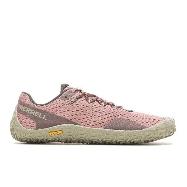 כפפת Merrell J067720 VAPOR GLOVE 6/BURLWOOD היא נעל ספורט ורודה של Merrell עם סוליה אפורה ולוגו של Vibram, המוצגת בפרופיל צד על רקע לבן.