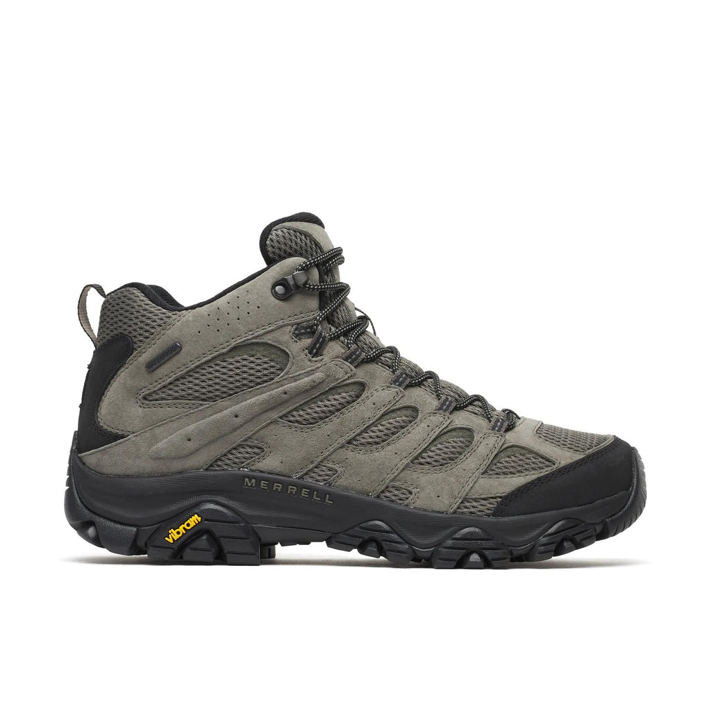 נעל טיולים Merrell Moab 3 Mid WP לגברים בצבע Talus/Black – מבט צד חיצוני של הנעל הימנית, עם עליון זמש אפור ורשת, לוגו MERRELL על המידסול ותוית Vibram צהובה על הסוליה השחורה.