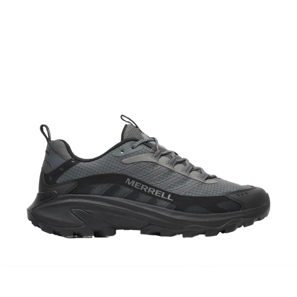 נעל טיולים ושטח Merrell Moab Speed 2 Sport לגברים בצבע Alloy/Black – מבט צד חיצוני, עם עליון ניילון ריפסטופ אפור, חיזוקי TPU שחורים, לוגו MERRELL לבן במידסול וסוליית Vibram TC5+ שחורה.