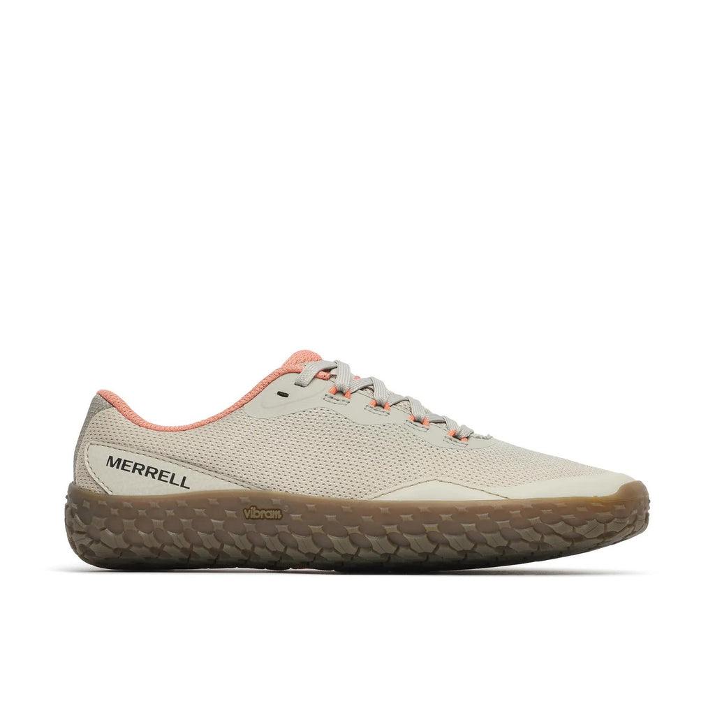 נעלי ברפוט Merrell Vapor Glove 7 לנשים בצבע בזלת (בז') עם נגיעות ורודות – מבט צד על סוליית Vibram