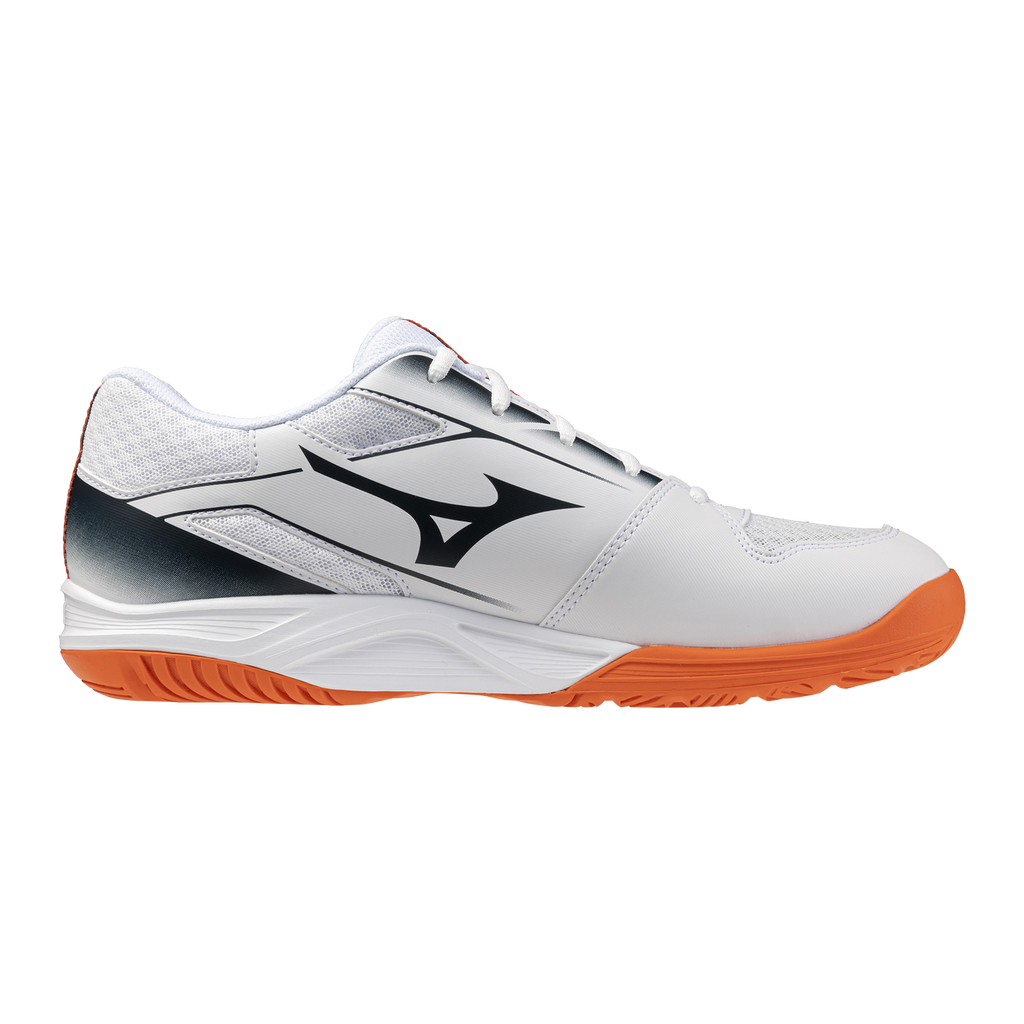 נעלי כדורעף/כדוריד Mizuno Cyclone Speed 5 בצבע לבן עם סוליה כתומה ולוגו שחור — מבט צדדי שמראה את הפרופיל השטוח של הסוליה.