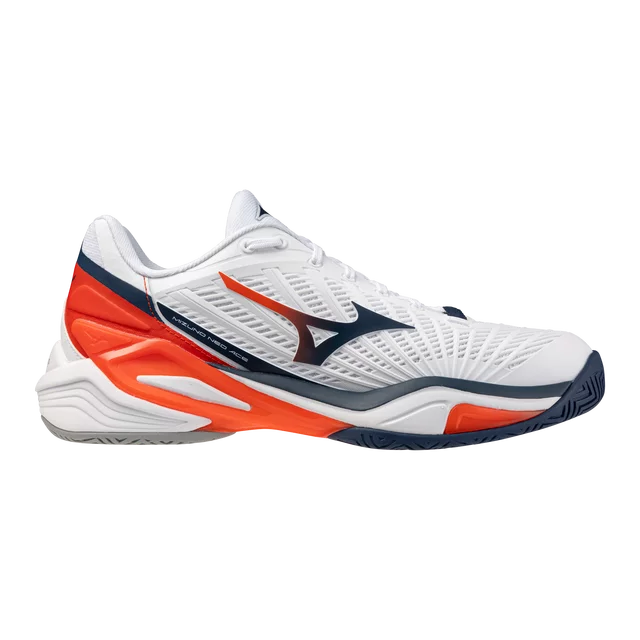 נעלי טניס Mizuno Neo Ace AC בלבן עם כתום וכחול כהה — מבט צדדי שמראה את מסגרת התמיכה ואת לוגו Mizuno.
