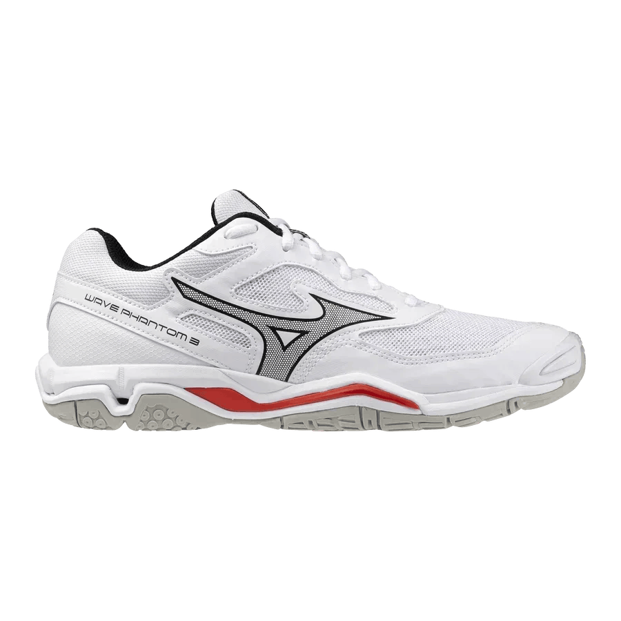 ה-Mizuno WAVE PHANTOM 3(U) X1GA226059 הוא נעל ספורט לבנה של Mizuno עם נגיעות של שחור ואדום, לוחות רשת, עיצוב שרוכים, סוליה מרקמת, כיתוב "Wave Phantom 3" ולוגו Mizuno בצד.