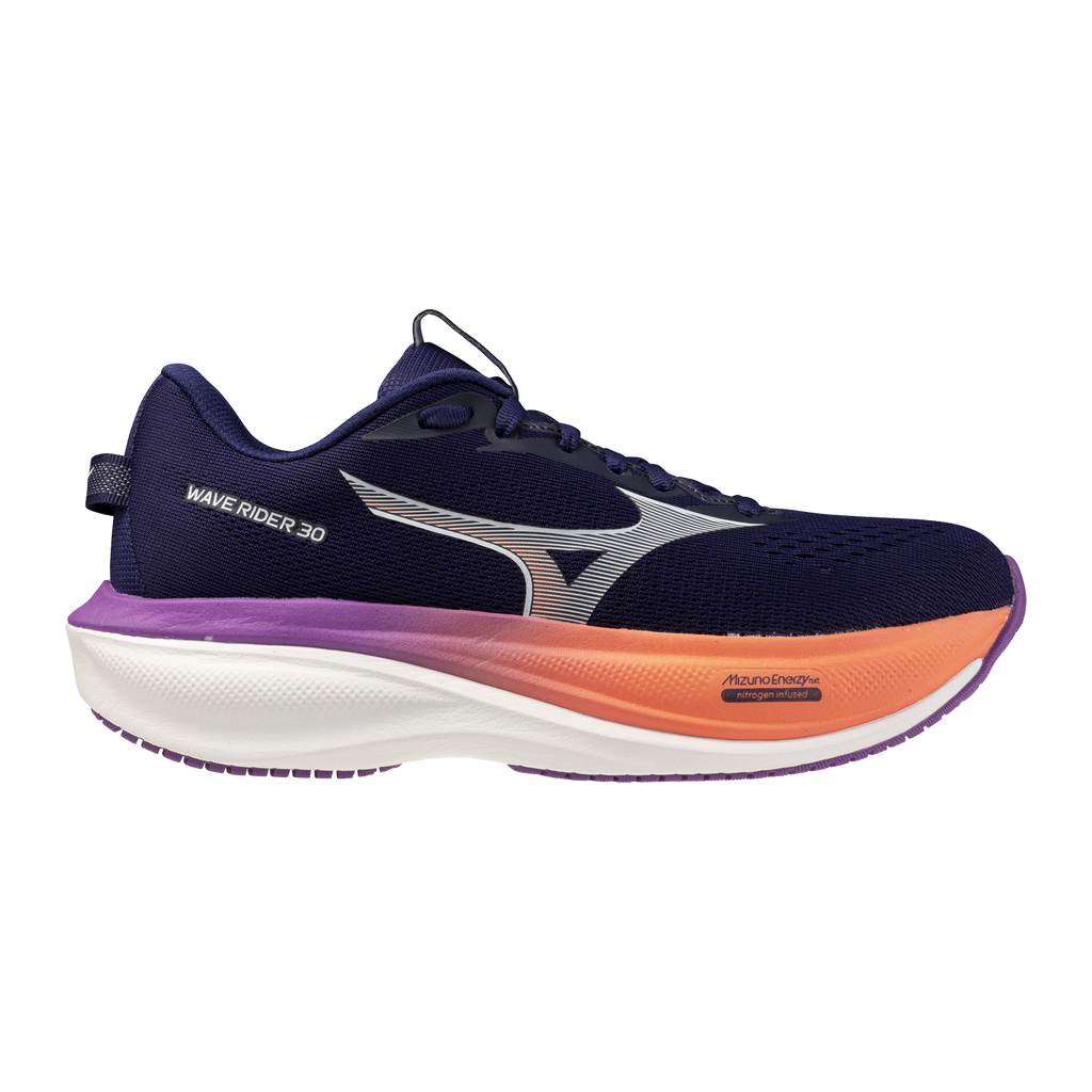 נעלי ריצה Mizuno Wave Rider 30 לנשים — מבט צדדי על גפה בגון Rhodonite כחול עמוק, לוגו Mizuno לבן ומידסול במעבר כתום-סגול.