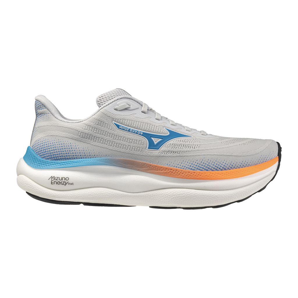 נעלי ריצה Mizuno Wave Sky 9 לגברים בצבע Cloudscape — מבט צדדי על אפור בהיר עם נגיעות כחול וכתום ומידסול לבן גבוה.