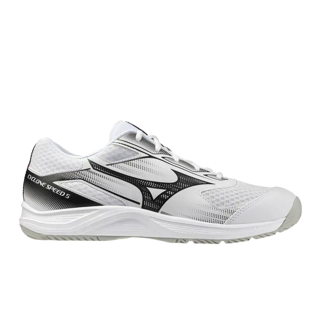נעל הספורט Mizuno CYCLONE SPEED 5(U) V1GA258059 מבית Mizuno מתאפיינת בעיצוב לבן ושחור עם לוחות רשת, שכבות סינתטיות וסוליה מרקמת, המוצגת מהצד על רקע לבן אחיד.