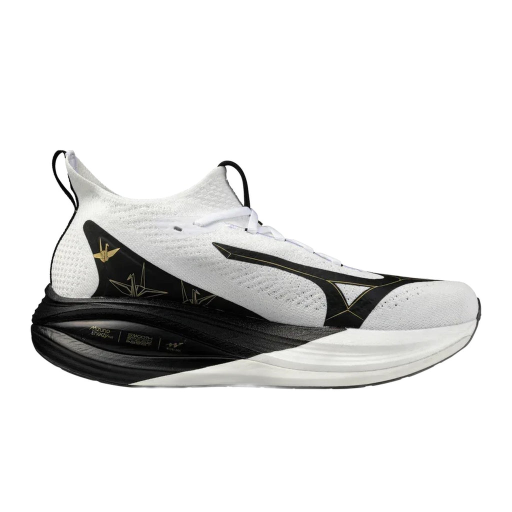 ה-Mizuno NEO VISTA 2(U) J1GC263401 הוא נעל ריצה אתלטית בצבע לבן עם נגיעות של שחור וזהב, סוליה מרופדת ועבה וחלק עליון מרשת נושמת, המוצגת על רקע לבן חלק.