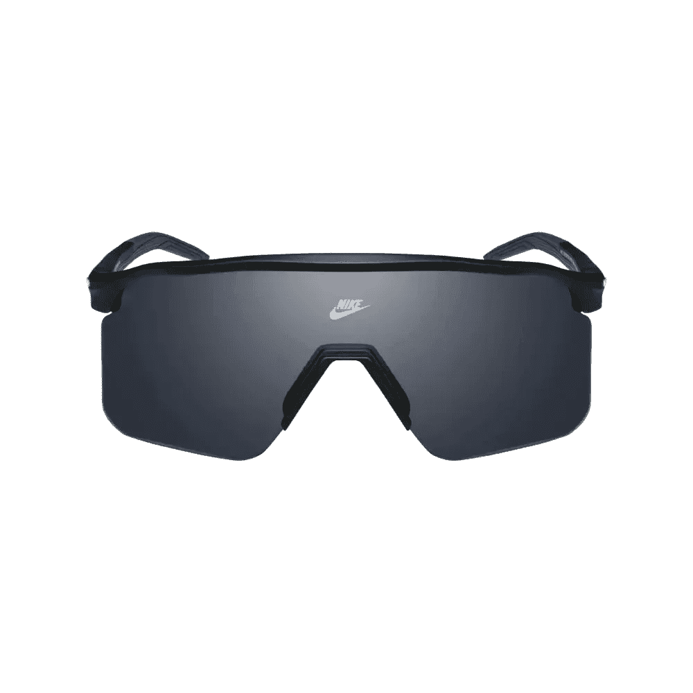 מבט קדמי על משקפי שמש NIKE EXPEDITION SHIELD IB6562X-010 מבית Nike בצבע שחור מט עם עדשה אחת רחבה בצבע אפור ולוגו Nike מעל גשר האף.