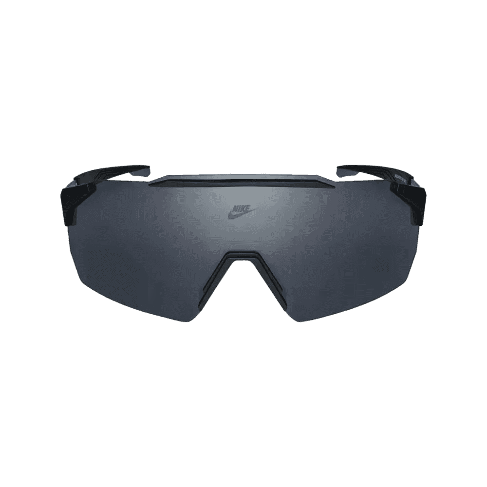 זוג משקפי שמש Nike משקפי שמש LIMITLESS SHIELD IB3521X-010 בצבע שחור/אפור מט עם עדשה אחת עוטפת ומסגרת זוויתית, מוצגים על רקע לבן חלק.