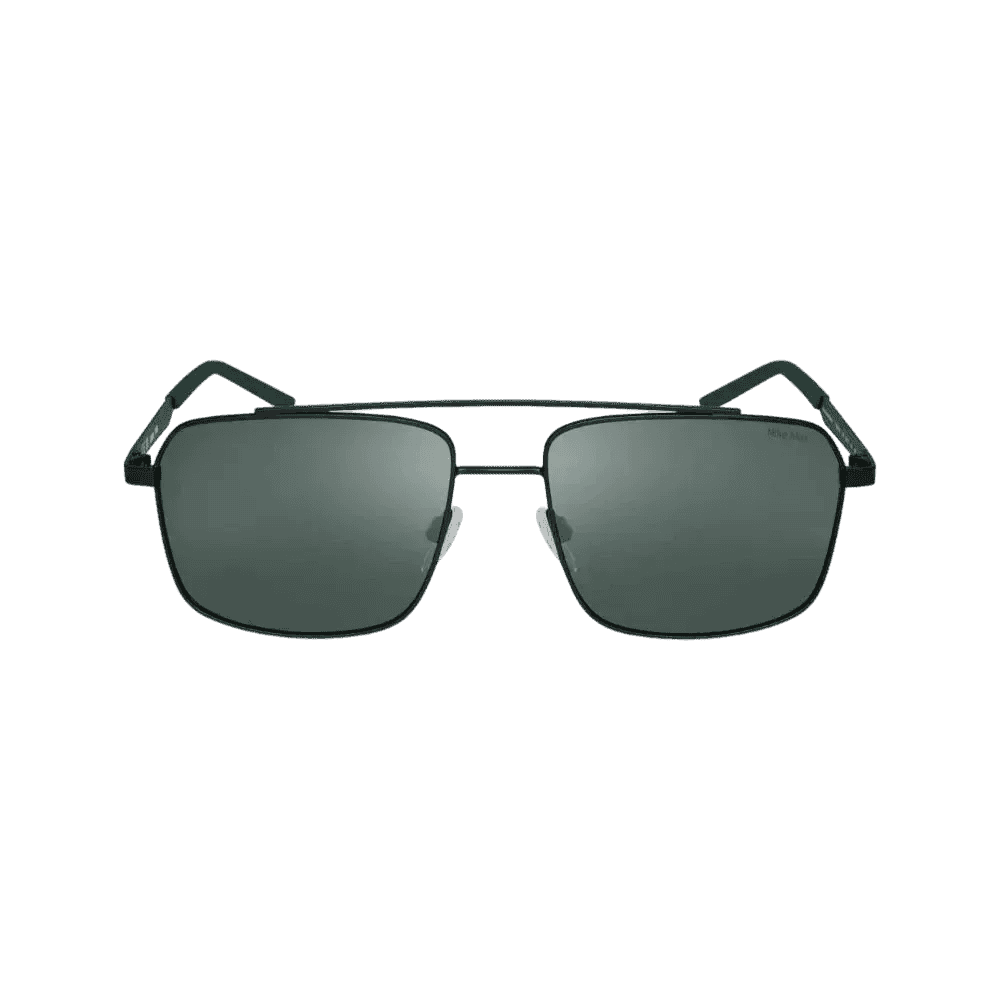 Nike משקפי שמש NIKE TRAVELER STRIKE P IB3675X-010 בגוון matte black עם עדשות פולרייז ירוקות, עיצוב מלבני עם double bridge וטיפים כהים בידיות, על רקע לבן.