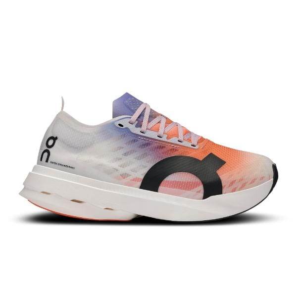 On Cloudboom Strike White/Flame 3ME30480256 מאת On Cloud היא נעל אתלטית בצבע שיפוע עם עיצוב "O" גדול ומסוגנן בצד, סוליה לבנה וסגירת שרוכים.