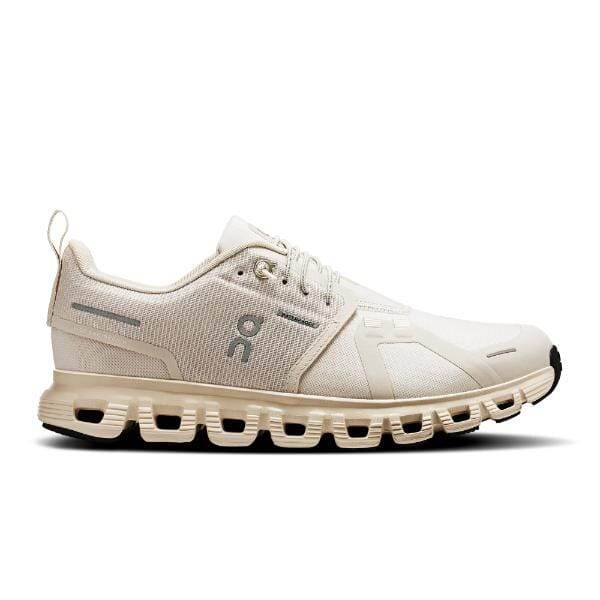 ה-On Cloud 6 WP Pearl/Cream של On Cloud היא נעל ספורט בודדת בצבע בז', הכוללת סוליה ייחודית עם חלקים חלולים גדולים, שרוכים לבנים וחלק עליון מבד מרקם.