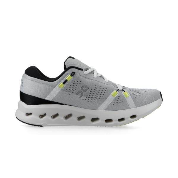 הנעל On Cloudsurfer 2 Glacier/Ivory של On Cloud מציגה מבט מהצד באפור עם סוליה לבנה, הדגשות שחורות ופרטים צהובים. הוא כולל עיצוב מחורר וריפוד גלוי בסוליית האמצע.
