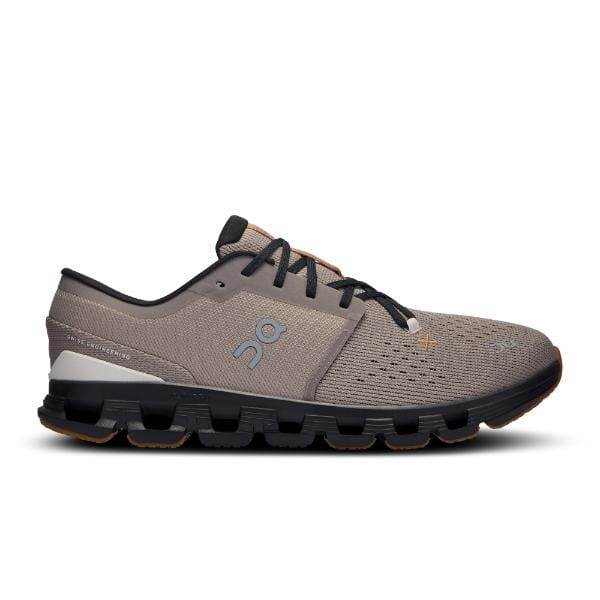 ה-On Cloud X4 Fog/Black 3ME30042532 של On Cloud היא נעל אתלטית אפורה הכוללת סוליה שחורה ושרוכים, עם חומר עליון בעל מרקם ונושם ולוגו ממותג בצד. הסוליה כוללת רכיבי ריפוד מפולחים ייחודיים לנוחות משופרת.