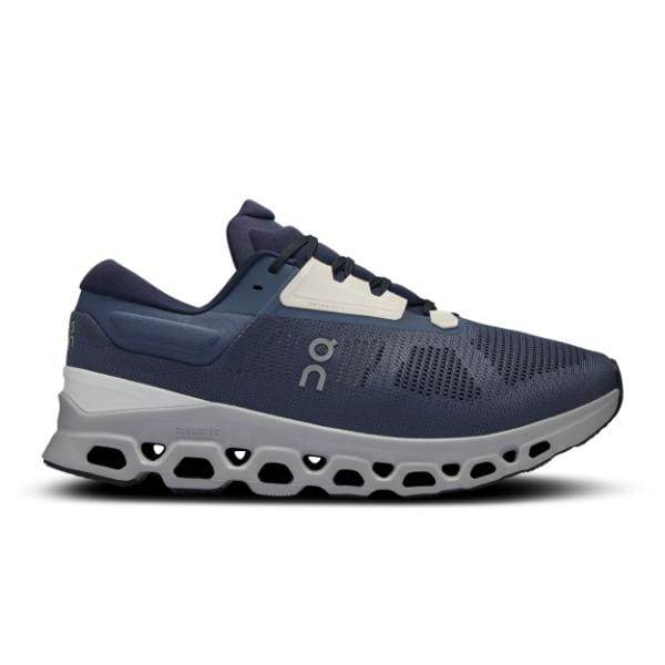 מבט מהצד של נעל הספורט On Cloudstratus 3 Metal/Glacier של On Cloud, הכוללת סוליה מחוררת וגפת רשת.