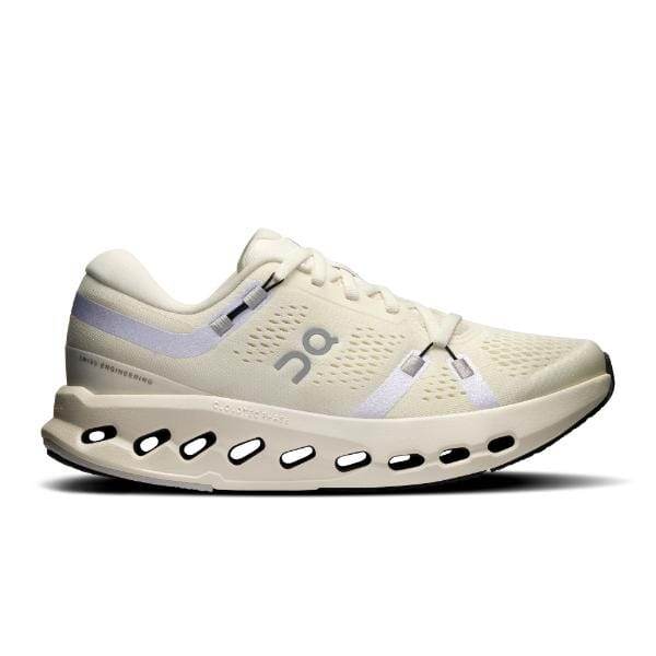 מבט מהצד של נעל אתלטית On Cloudsurfer 2 3WF10103334 ב-Ivory/Ivory, הכוללת סוליה מחוררת ושרוכים.