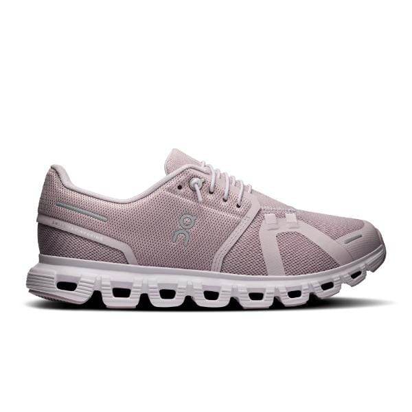 נעלי ריצה אתלטיות בצבע סגול בהיר מבית On Cloud, On Cloud 6 3WF10063012 בצבע סגול/סחלב, עשויות מבד רשת, סגירת שרוכים וסוליה מחולקת לקטעים, המוצגת בפרופיל צדדי.