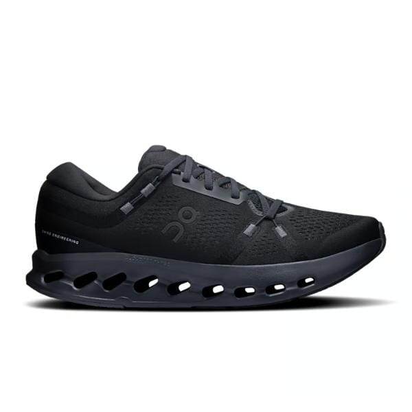 ה-On Cloudsurfer 2 3MF10121043 שחור/שחור מאת On Cloud היא נעל אתלטית שחורה הכוללת חלק עליון רשת, עיצוב סולייה ייחודי דמוי ענן, פרופיל נמוך וסגירת שרוכים.