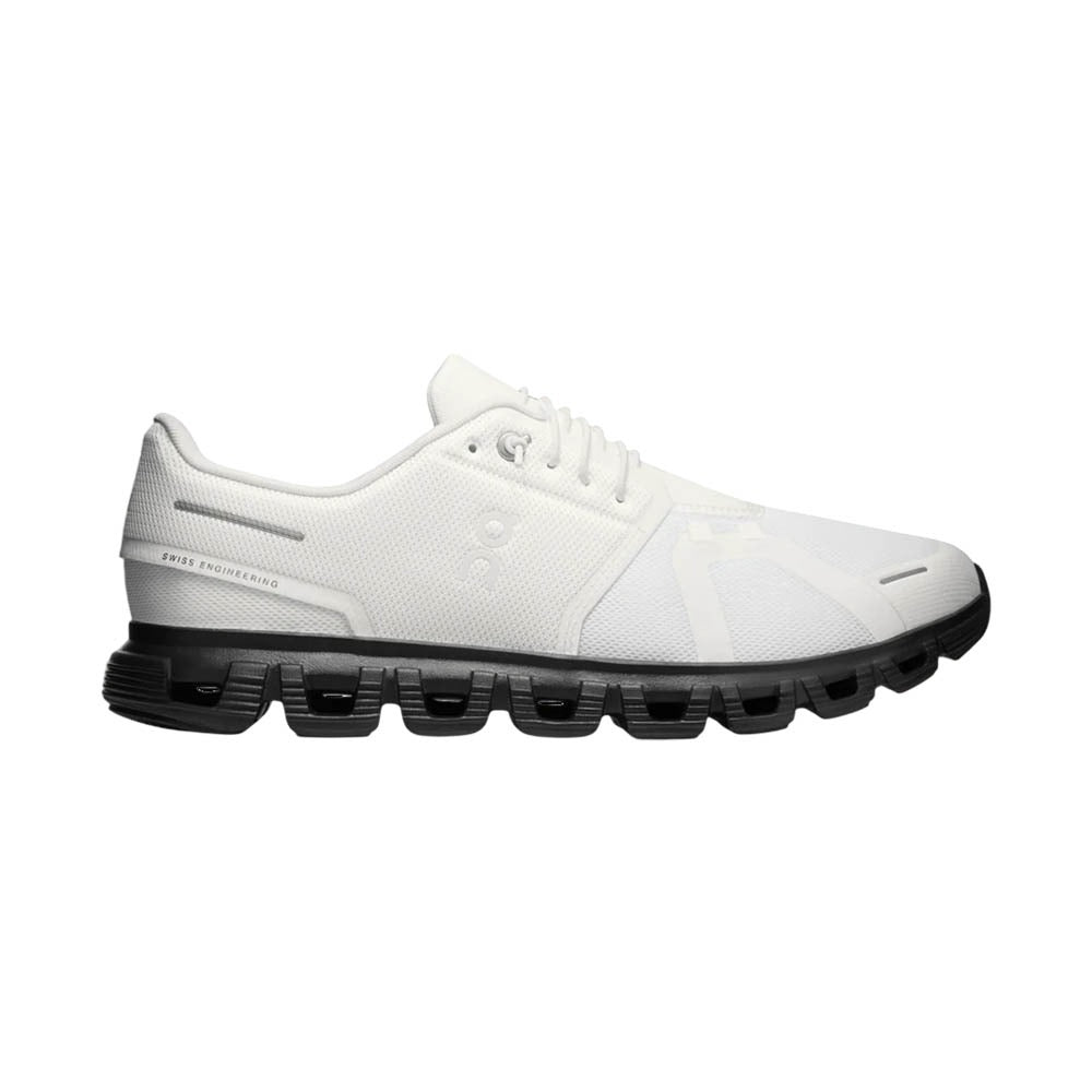 נעלי ריצה On Cloud 6 לגברים בצבע White/Black מבית On, מבט צדדי — חלק עליון לבן מרשת עם נגיעות שחורות וסוליית CloudTec מחולקת למקטעים.