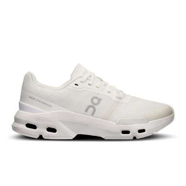 ה-On Cloudpulse White/Frost 3WD30060664 מציע סוליה מרופדת ומיתוג עדין בצד.