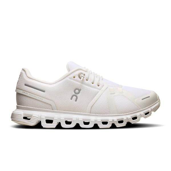 ה-On Cloud 6 White/White 3WF10061200 כולל גפה רשת לבנה, עיצוב שרוכים, סוליה חיצונית מרופדת ייחודית ולוגו של המותג בצד.