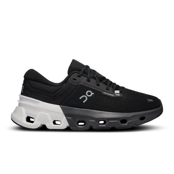 הכירו את On Cloudflyer 5 M Black/1 White 3ME30010299 מאת On Cloud: נעל ספורט אלגנטית בשחור ולבן הכוללת שרוכים קדמיים, סוליה גיאומטרית ייחודית ולוגו המותג האיקוני המוצג בולט בצד.
