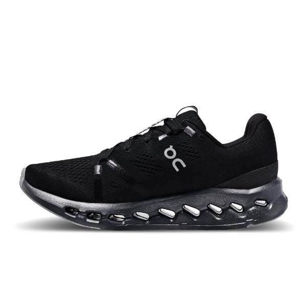 מבט מהצד של **On Cloudsurfer All Black 3WD10440485** שחור עם גפת רשת מאווררת, סגירת שרוכים, ועיצוב סוליה ייחודי הכוללת אלמנטים של ריפוד חשופים. האות "**ON**" נראית בצד.