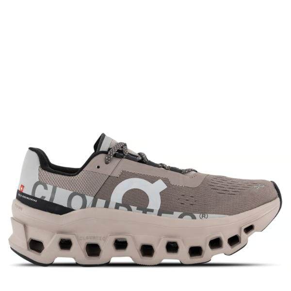 מבט מהצד של נעל הספורט On Cloud 61.97726 Cloudmonster 1 בצבע Cinder/Fog הכוללת סוליה עבה עם גזרות משושה, הדגשות שחורות והמילה "CLOUDTEC" מודפסת בצורה בולטת בצד.