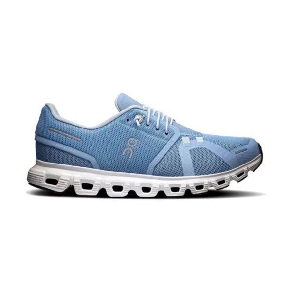 ה-On Cloud 6 3WF10061508 ב-Chambray/White היא נעל אתלטית בצבע תכלת עם סוליה לבנה הכוללת ריפוד מובהק, שרוכים לבנים ומיתוג צד עדין של On Cloud.