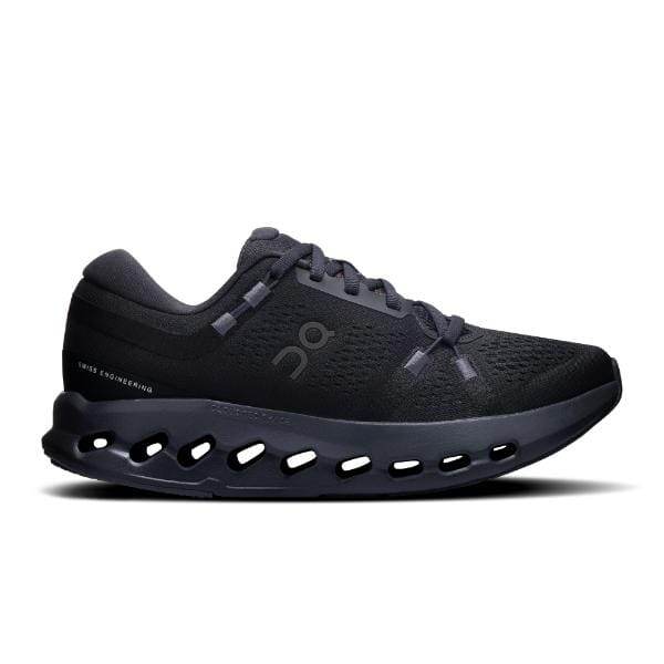 ה-On Cloudsurfer 2 Black 3WF10101043 של On Cloud היא נעל אתלטית שחורה עם חלק עליון נושם, סוליית ריפוד ייחודית, פרטים חתוכים ועיצוב שרוכים.
