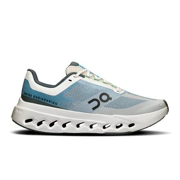 מבט מהצד של On Cloudshoe, ה-3WE30051025 Cloudsurfer Next 1 W בניאגרה/לבן, מראה את העיצוב המלוטש שלו עם גזרות סוליות ייחודיות והמילים "Swiss Engineering.