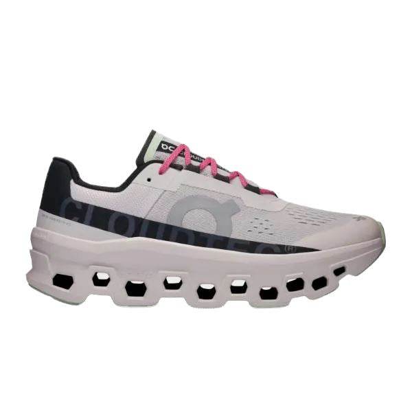 The On Cloudmonster Frost/Black 61.97728 מאת On Cloud, נעל אתלטית לבנה הכוללת פתחים משושה בסוליה, פירוט שחור ושרוכי נעליים ורודים, במבט מהצד.