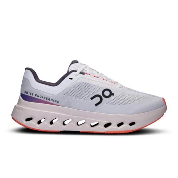 נעל ספורט לבנה On Cloudsurfer Next Wide (D) באופציה בצבע White/Flame, המציגה סוליה אדומה גלויה ונקבים בסוליית הביניים, עם טקסט "SWISS ENGINEERING" ולוגו בצד.