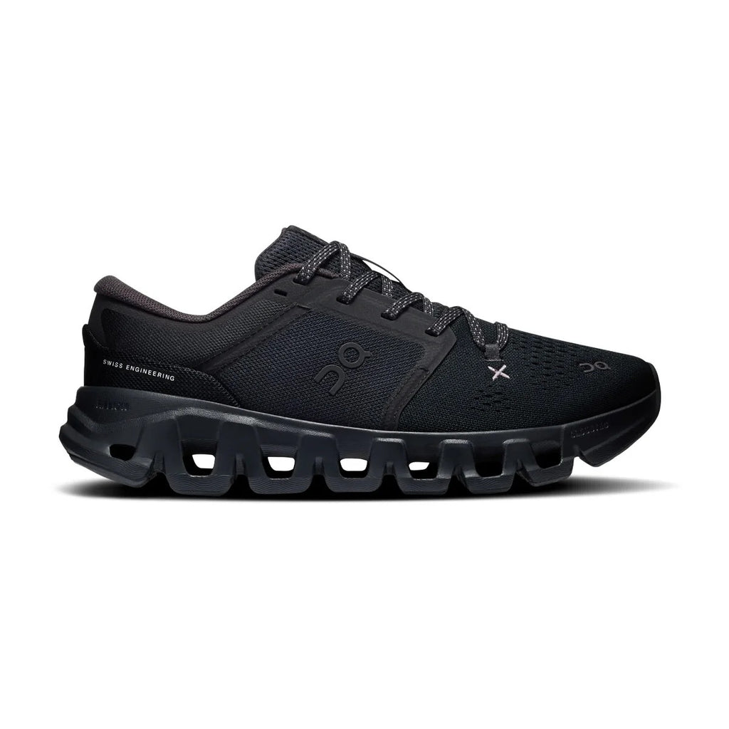 נעלי אימון On Cloud X 5 לגברים בצבע Black — מבט צד עם עליונה מרשת נושמת וסוליית CloudTec