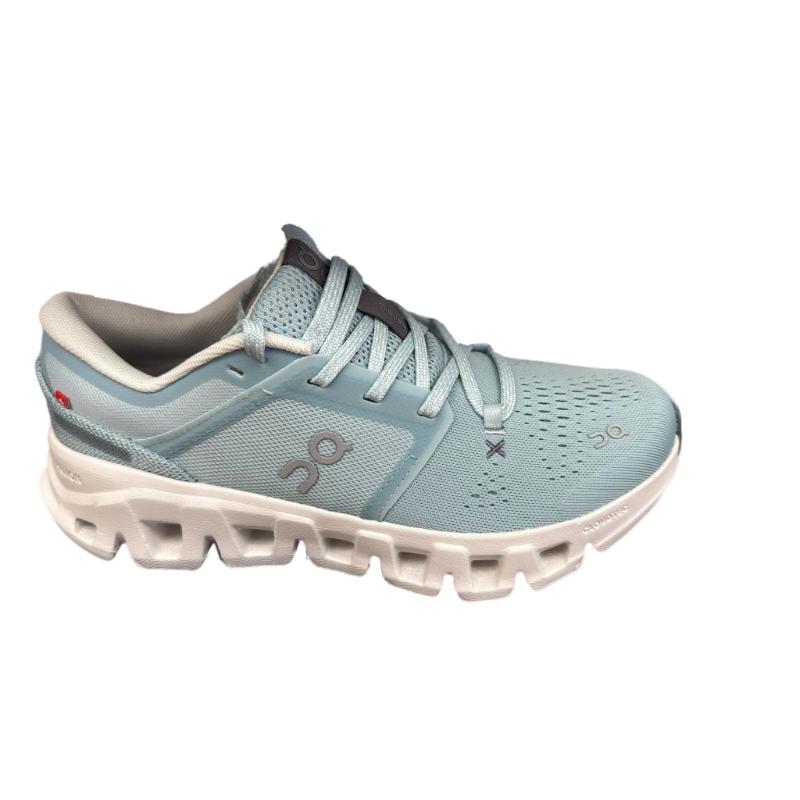נעל ריצה ואימון On Cloud X 5 לנשים בצבע Brook/Ivory — מבט צדדי על הגפה התכלת מרשת מנוקבת, הלוגו של און בצד ומידסול CloudTec בגוון שמנת עם תאי ריפוד חשופים.